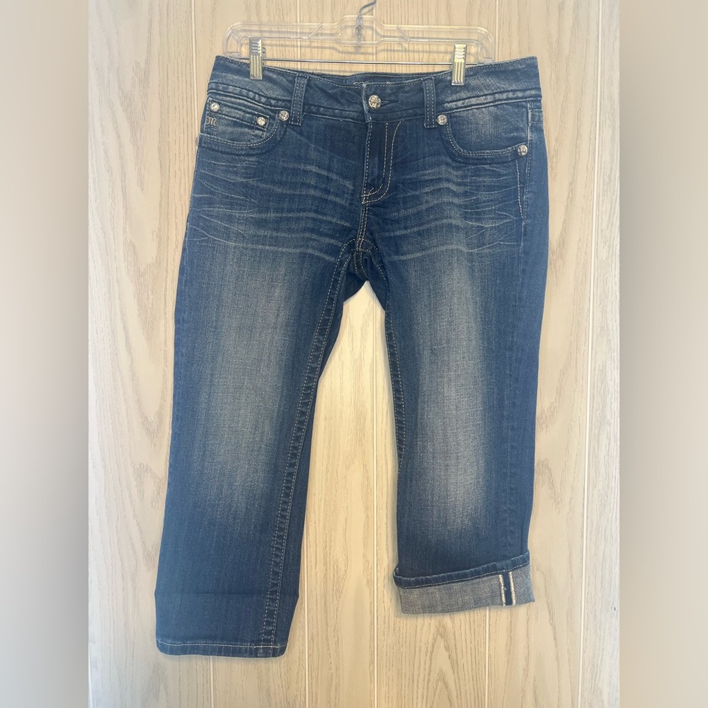 Like New Miss Me women’s dark denim embellished wing pocket capri jean sz 30